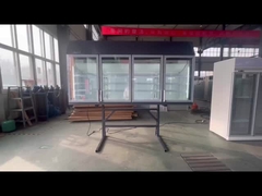 Kühlschrank mit Glastüren mit Stahlstütze und 3 Regelfreien.